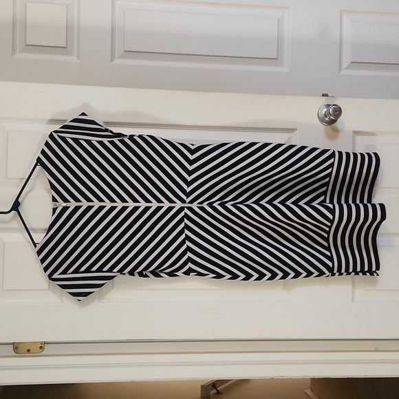 CLEARANCE RACK * Gorgeous Spring / Summer Striped Dresd - Picture 2 of 4